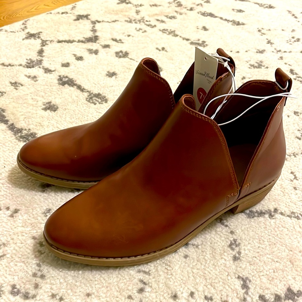 NWT universal thread booties - cognac 7 1/2